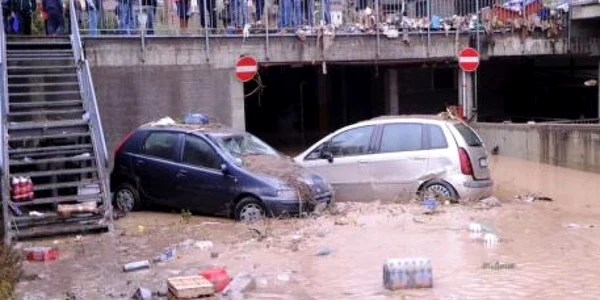 Mai multe râuri şi-au ieşit din matcă, inundând străzile oraşului Genova
