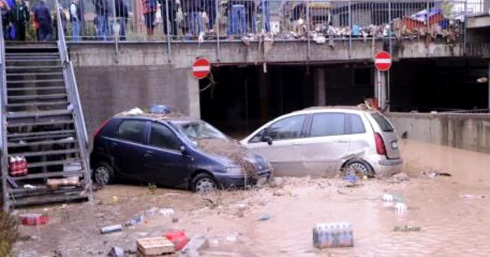 Mai multe râuri şi-au ieşit din matcă, inundând străzile oraşului Genova