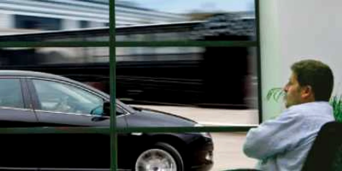 Reclamele auto „reduc viteza“ la jumătate