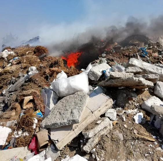 Așa arătau munții de gunoi incinerat de la Borănești foto: Facebook