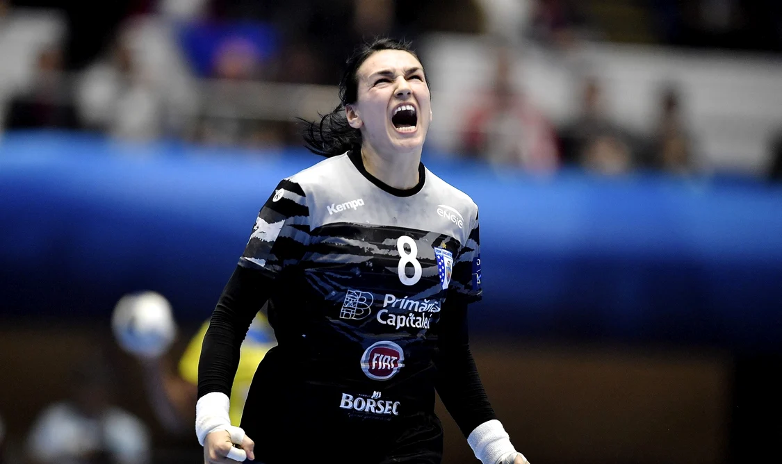 Cristina Neagu (CSM București) a marcat 4 goluri, dar echipa sa a fost învinsă. FOTO: Arhiva