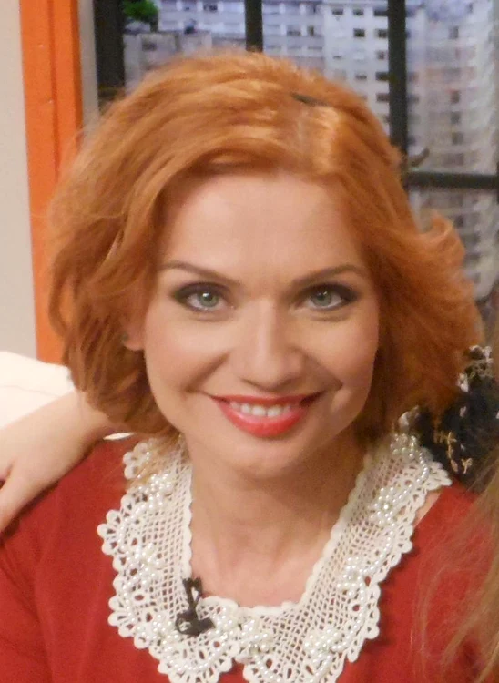 
    Cristina Cioran s-a făcut roşcată (sursă foto:Kanal D)  