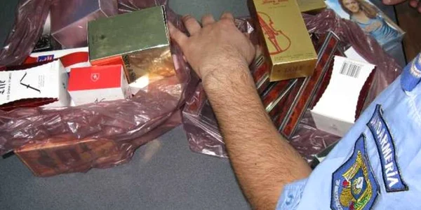 Jandarmii au confiscat parfumurile găsite asupra celor doi suspecţi deoarece nu aveau acte legale de provenienţă