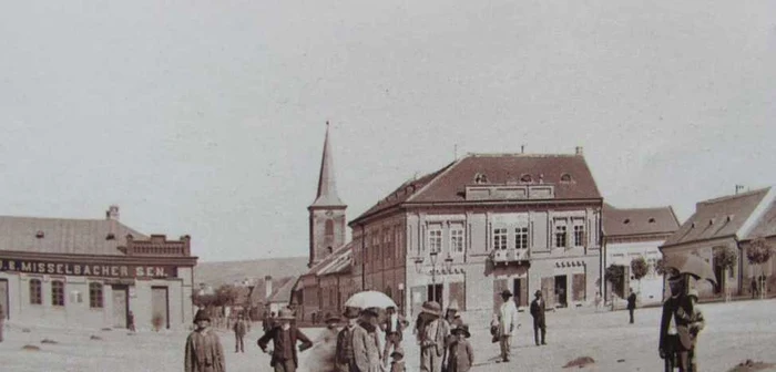 Piaţa centrală a oraşului Alba Iulia, într-o fotografie documentară din 1900/Sursa foto: Muzeul Naţional al Unirii