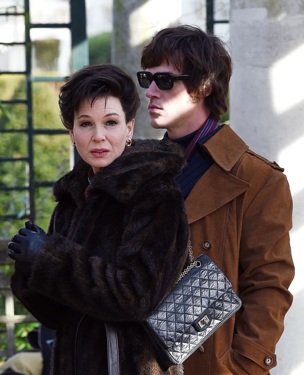 *EXCLUSIVE* **WEB MUST CALL FOR PRICING** Renee Zellweger and Finn Wittrock seen filming in London jpeg