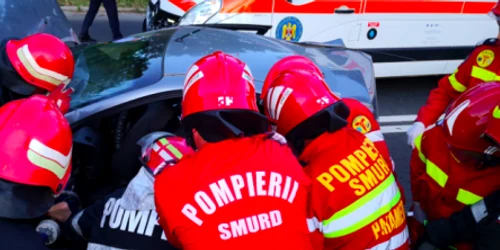 Pompieri şi paramedici SMURD intervin la descarcerea unei victime dintr-un accident rutier pe şosea Sursa ISU Constanţa