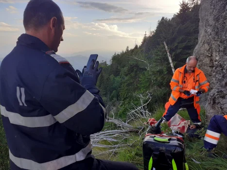 Operaţiune de salvare a unui turist pe Masivul Cozia în Vâlcea - forţele de intervenţie Sursă ISU Vâlcea