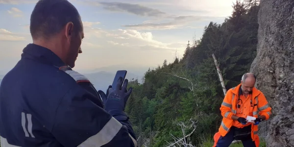 Operaţiune de salvare a unui turist pe Masivul Cozia în Vâlcea - forţele de intervenţie Sursă ISU Vâlcea