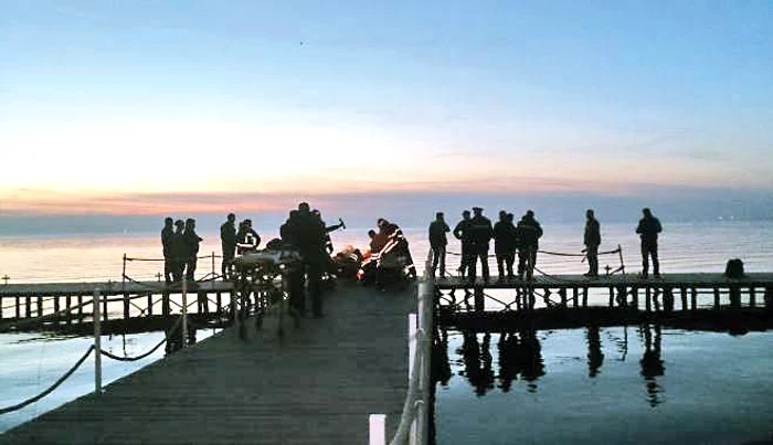 Până la sosirea bărcii de salvare, mai mulţi oameni s-au aruncat în apă în căutarea victimelor