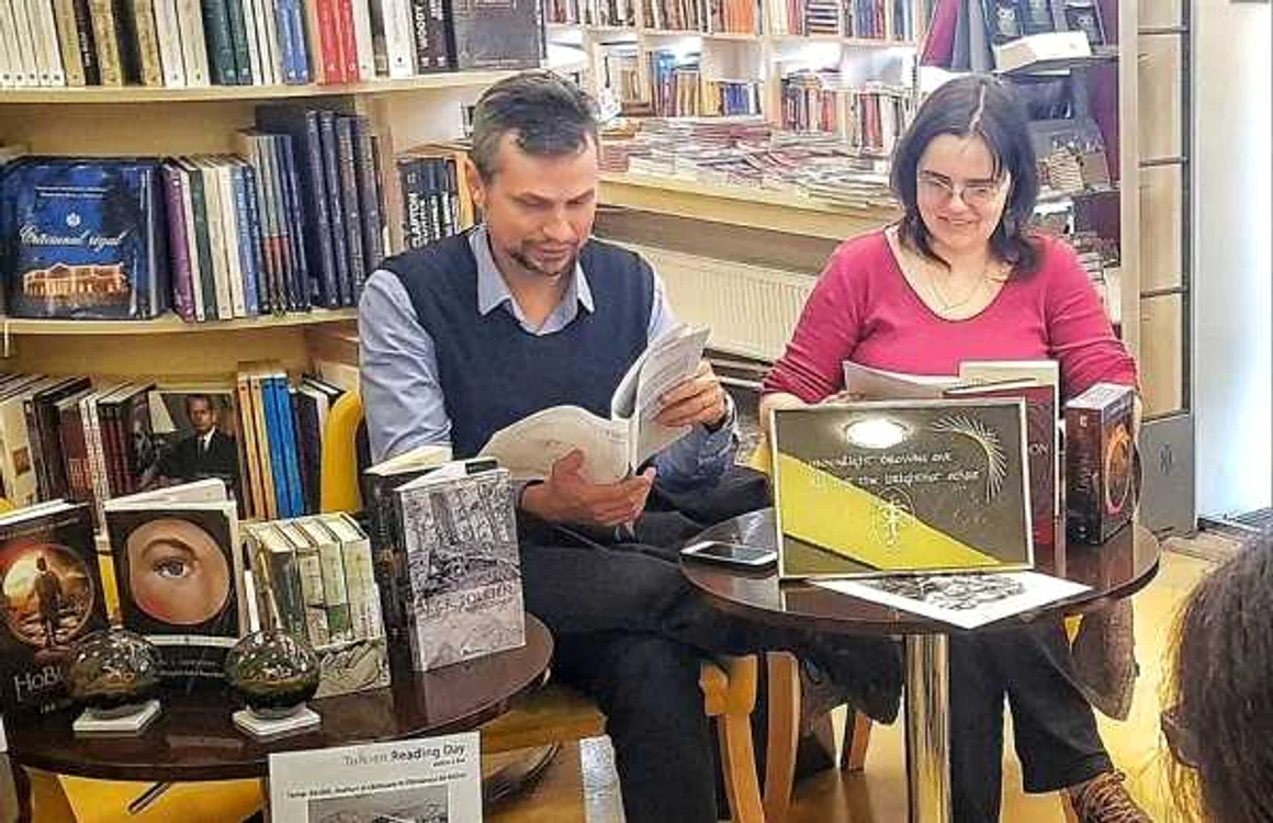 La unul dintre
evenimentele Tolkien Reading Day, la librăria Humanitas Kretzulescu.