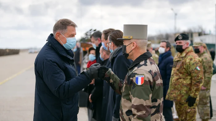 Klaus Iohannis la baza aeriana M Kogalniceanu FOTO presidency