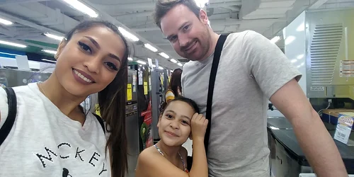 Bella Santiago, alături de soșul ei și de fetiță