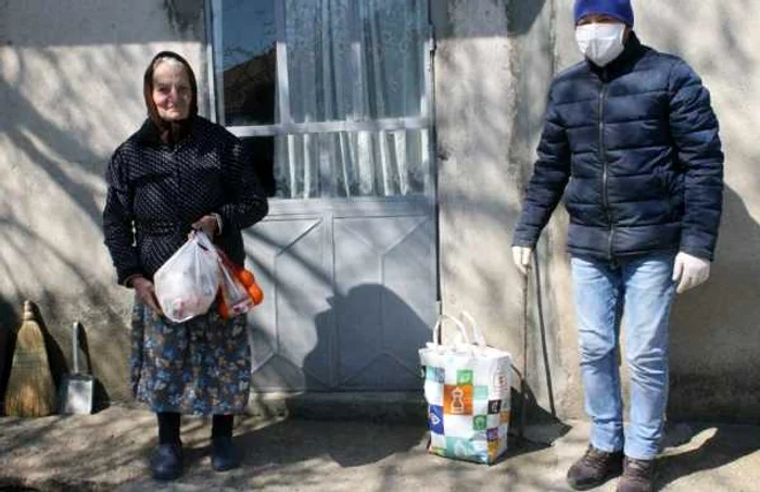 Voluntarii ajută bătrânii şi copiii                                     FOTO: Asociaţia Un Pas spre Educaţie