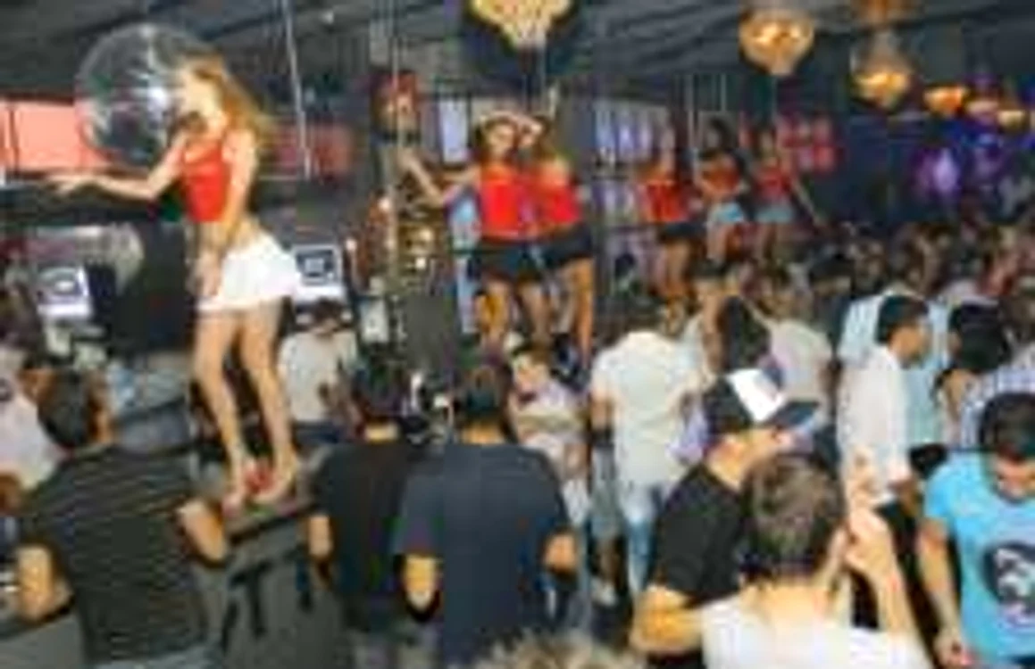 Atmosfera la petrecere  va fi încinsă de animatoare îmbrăcate sexy