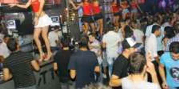 Atmosfera la petrecere  va fi încinsă de animatoare îmbrăcate sexy
