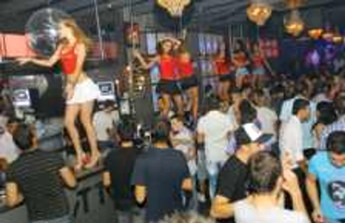 Atmosfera la petrecere va fi încinsă de animatoare îmbrăcate sexy