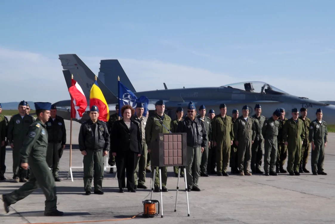 Ambasadoarea Canadei Joanne Lemay a vorbit la Baza Aeriană de la Câmpi Turzii FOTO: Remus Florescu