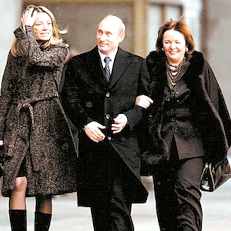 
    Vladimir Putin, alături de fiica sa, Maria, şi de fosta lui soţie, Lyudmila  