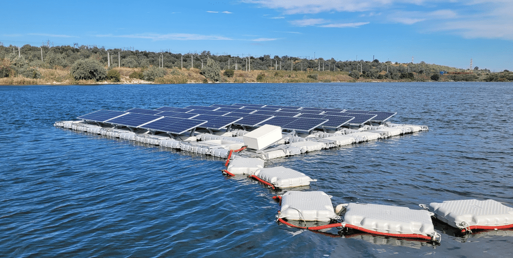 Energie solară produsă printr-un sistem fotovoltaic plutitor amenajat în Portul Constanța
