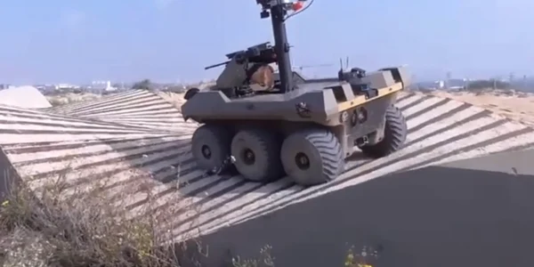Armata israeliană a instalat roboţi Jaguar semi-automaţi înarmaţi cu cu mitraliere MAG de 7.62 mm la graniţa sudică a Israelului cu Fâşia Gaza FOTO capttură IDF
