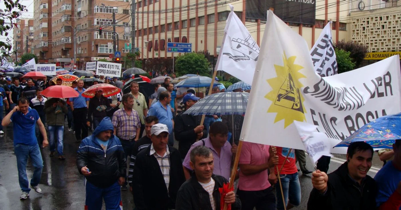 Minerii protestează pe ploaie