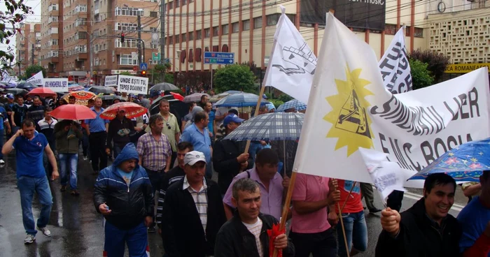 Minerii protestează pe ploaie