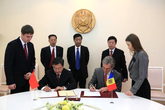 Potrivit unui accord, China va oferi Moldovei
peste 3.000.000 de dolari pentru realizarea mai multor proiecte de dezvoltare
economică FOTO: gov.md