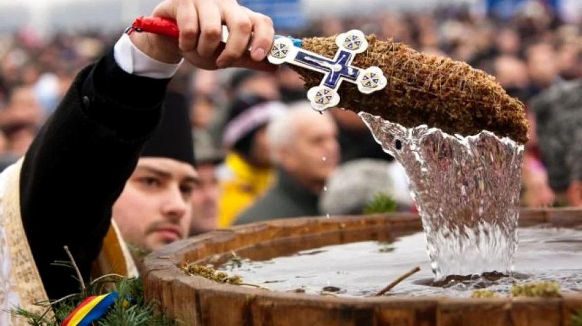 Tradiţii şi superstiţii de Bobotează De ce se îmbulzesc românii la butoaiele cu Agheasma Mare jpeg