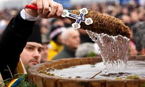 Tradiţii şi superstiţii de Bobotează  De ce se îmbulzesc românii la butoaiele cu Agheasma Mare jpeg