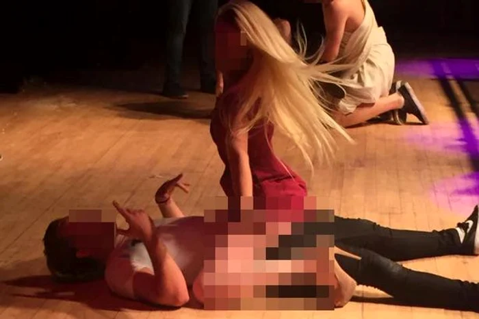 Stundeţii au mimat scene sexuale pe scena clubului Foto: mirror.co.uk
