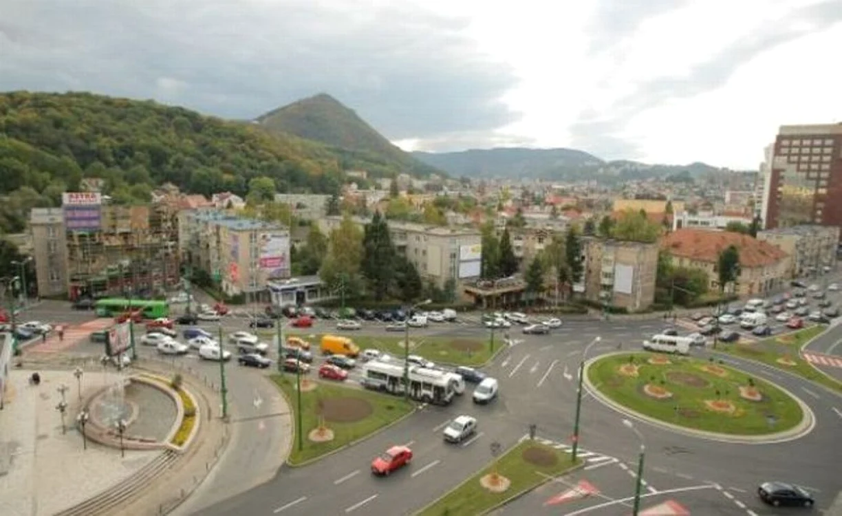 Intersecţia Toamnei cu Zizinului este una dintre cele mai aglomerate. FOTOnewsbv.ro