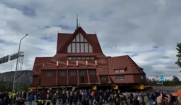 O biserică veche de peste 100 de ani, transportată 5 kilometri pe roți (© Youtube / Al Jazeera English)