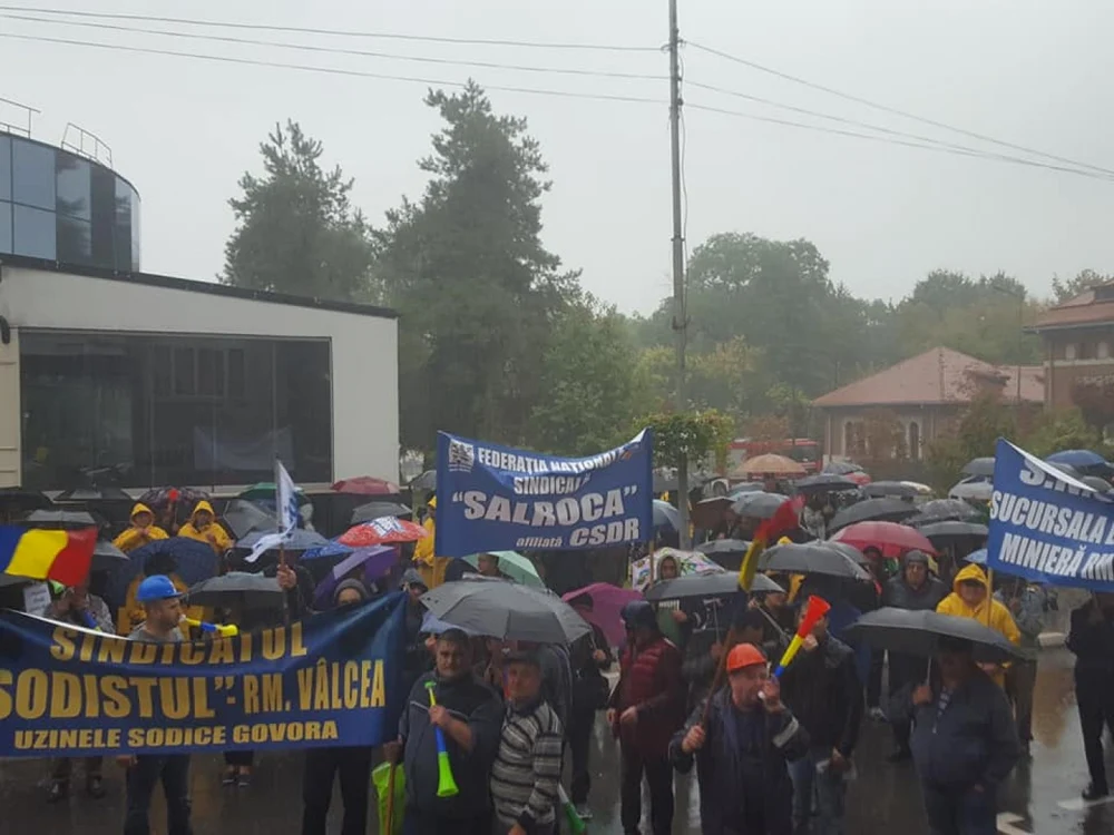 Proteste în ploaie ale celor de pe platforma chimică vâlceană Foto FB Boureci Adrian