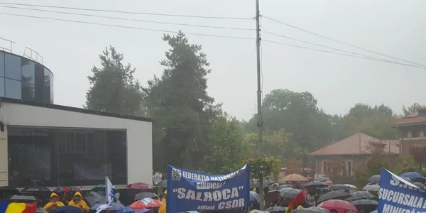 Proteste în ploaie ale celor de pe platforma chimică vâlceană Foto FB Boureci Adrian