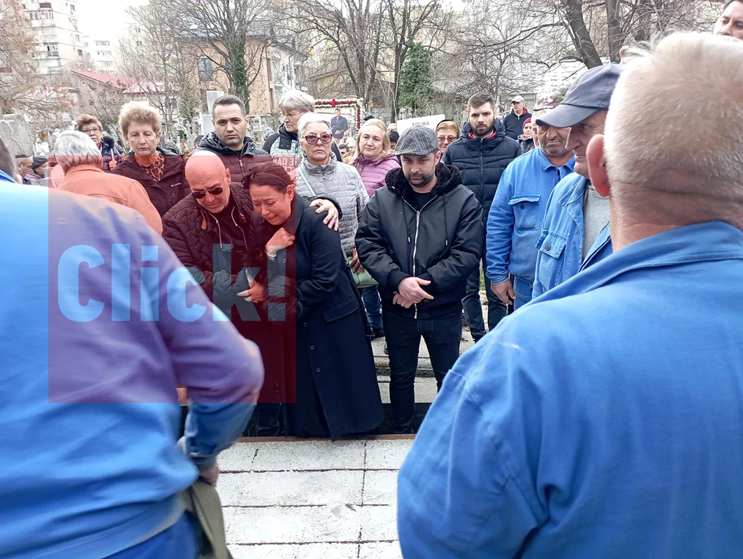 Oana, în lacrimi la cimitir 