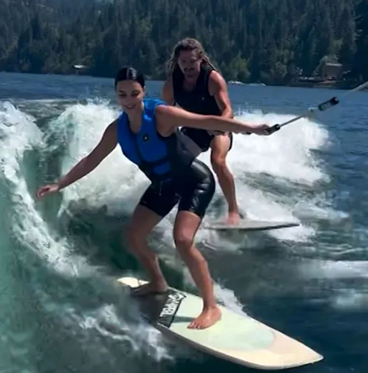 Kim Kardashian, pe placa de surf