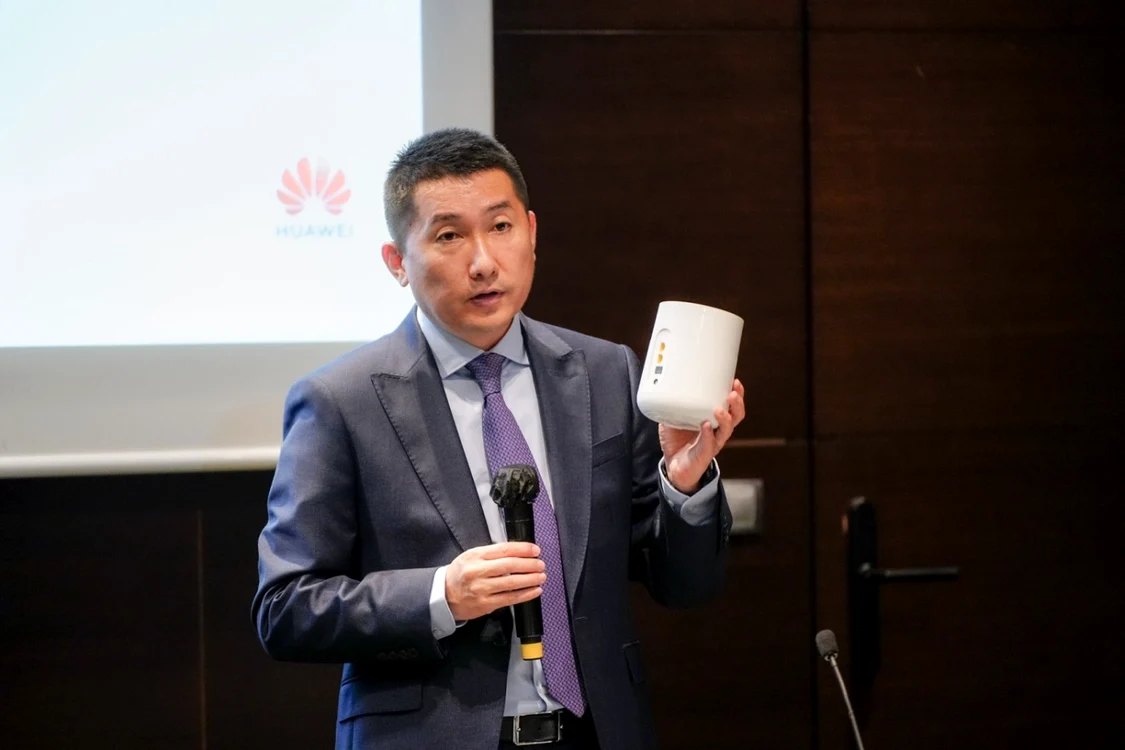 Jeffrey Zhou prezentând un dispozitiv wireless FTTR. FOTO Huawei