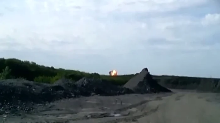 
    Avionul a fost lovit de o rachetă  