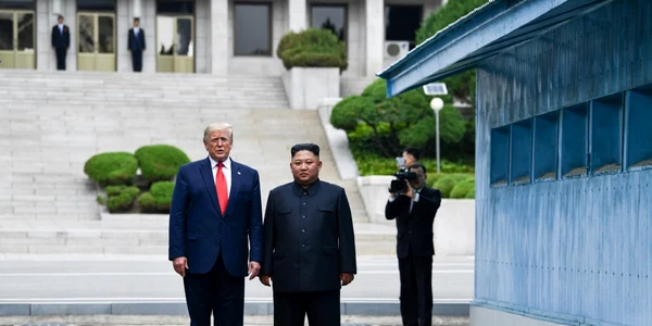 Donald Trump Kim Jong-un întâlnire la graniţa nor-coreeană FOTO AFP / Brendan Smialowski 
