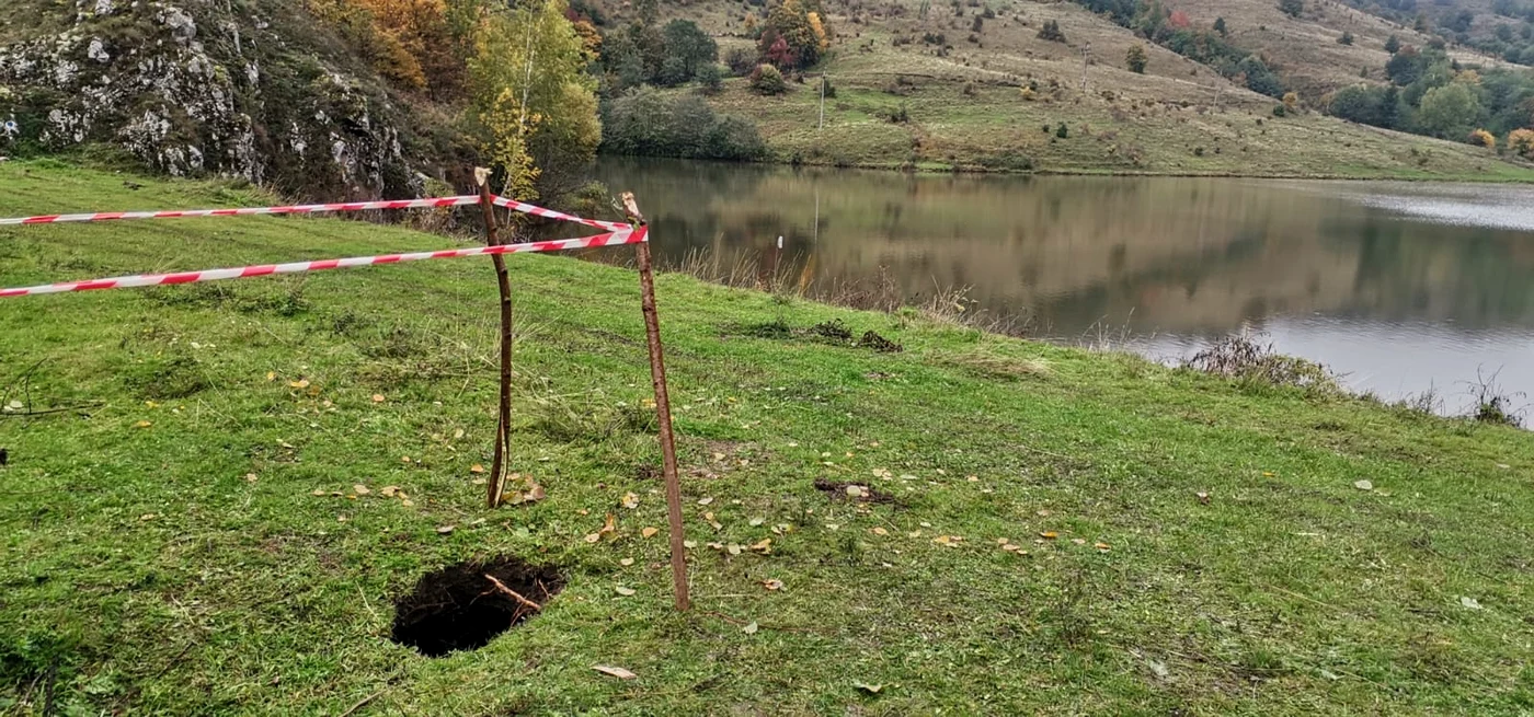 Fisura din digului lacului FOTO Adevărul