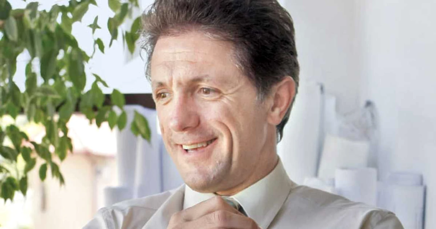 Popescu, la 45 de ani, în biroul său