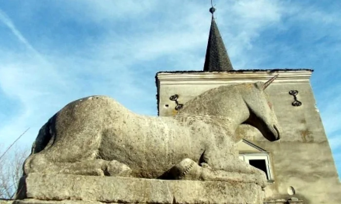 Castelul Kornis, ruinele păzite de inorogi jpeg