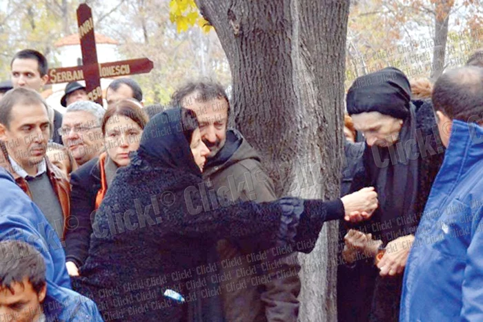 Şi-au dat mâna la mormântul actorului