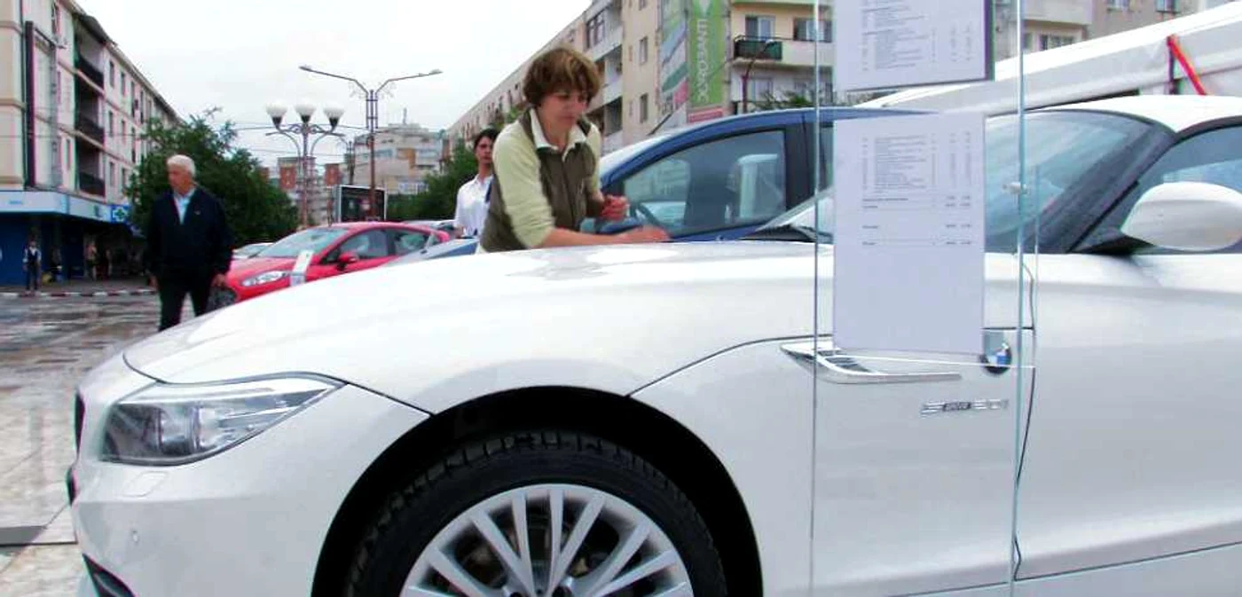 Maşinile trebuie şterse mereu, din cauza ploii cu praf saharian                                 FOTO: Iulian Bunilă