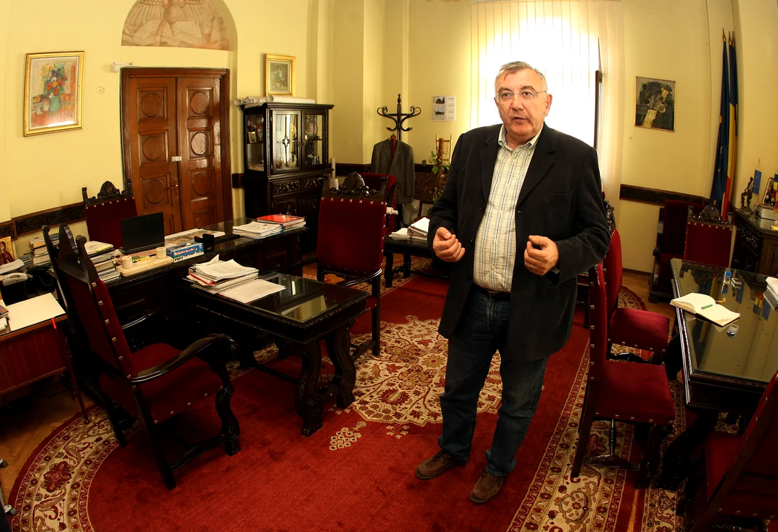 Octombrie 2008. Vechiul spațiu de lucru abunda în mobilier. Haosul era la el acasă pe biroul edilului (foto: Sever Gheorghe)