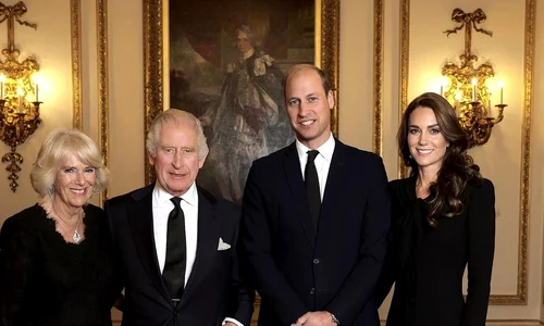 fotografia oficiala cu Regele Charles al III lea, Regina Consoarta Camilla, Printul Mostenitor William si Printesa Kate Buckingham jpg