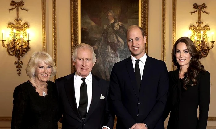 fotografia oficiala cu Regele Charles al III lea, Regina Consoarta Camilla, Printul Mostenitor William si Printesa Kate Buckingham jpg