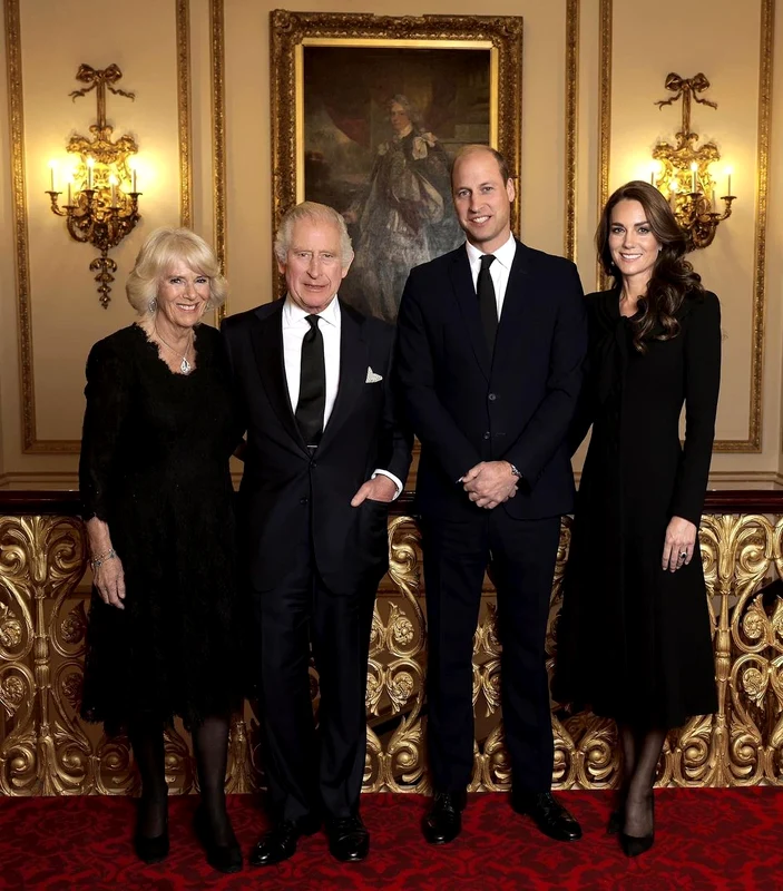 Regele Charles alături de Regina Camilla, Prințul William și Kate Middleton