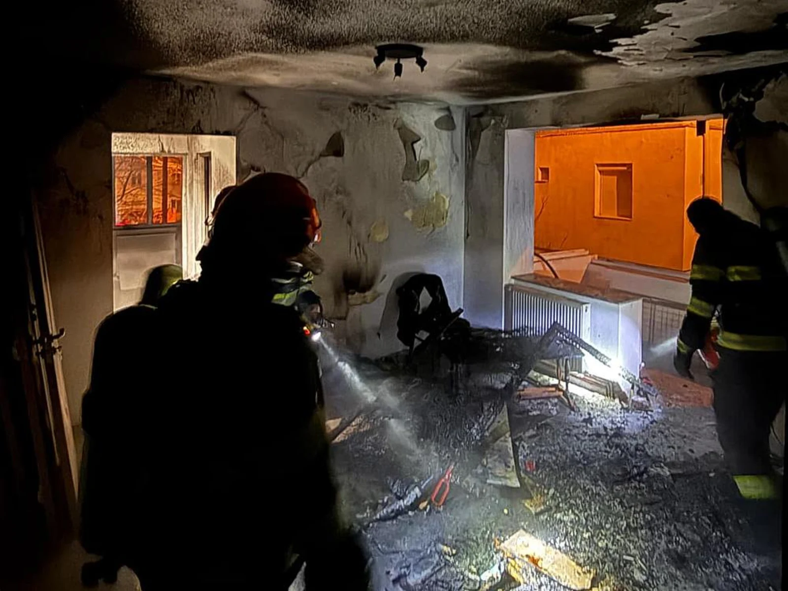 Explozie urmată de un incendiu într-un bloc din Bacău. Două persoane au suferit arsuri