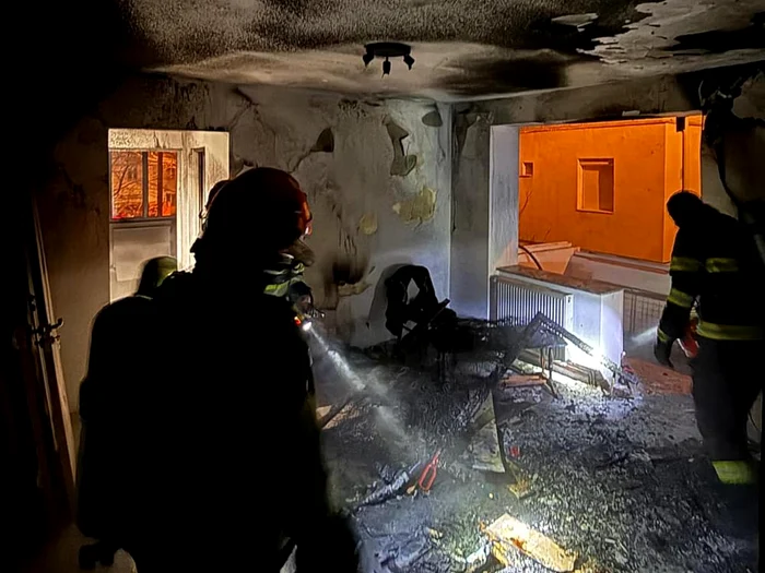 Explozie urmată de un incendiu într-un bloc din Bacău. Două persoane au suferit arsuri